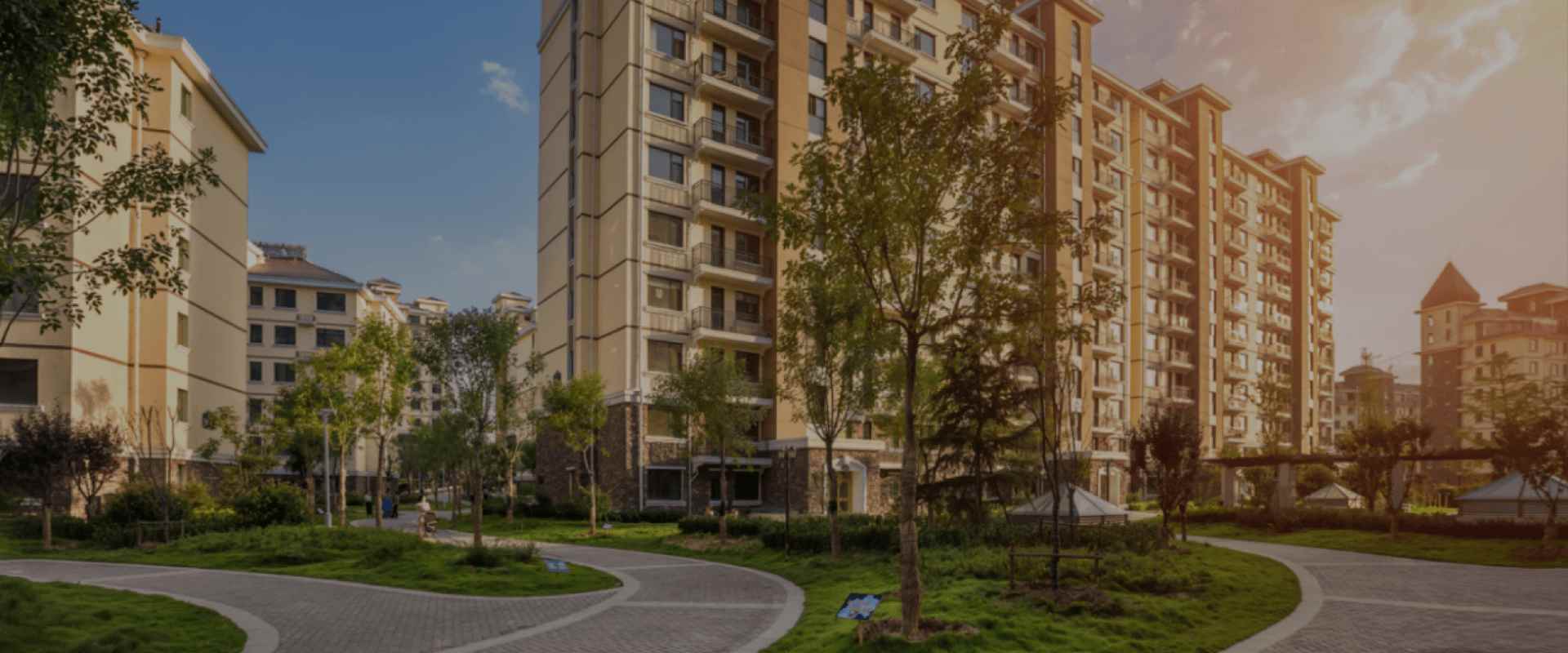 采用騰達(dá)訊科技人臉識別門禁系統(tǒng)、視頻監(jiān)控等技術(shù)，打造智慧小區(qū),住戶刷臉出入,方便物業(yè)人員出入管理,訪客登記,防止外來人員進(jìn)出小區(qū),營造安全舒適小區(qū)環(huán)境