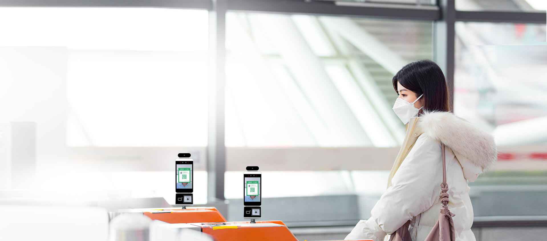 在各校區(qū)的人員出入口，通過人臉識別系統(tǒng)將非法黑名單員識別出來，并在派出所的平臺進(jìn)行預(yù)警，及時(shí)通知值班民警，及時(shí)阻斷危害事件發(fā)生，為智慧平安校園的建設(shè)提供強(qiáng)大助力，保障師生的學(xué)習(xí)、生活安全